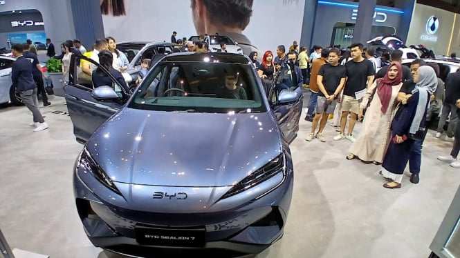 Alphard Masuk Jalan Kampung, BYD Sealion 7 Laku Keras di IIMS 2025