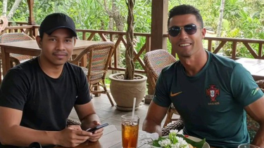 Cristiano Ronaldo makan sate di Jakarta?