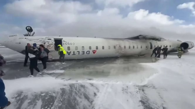 Kesaksian Korban Pesawat Delta yang Terbalik di Bandara Toronto: Kami Tergantung Seperti Kelelawar