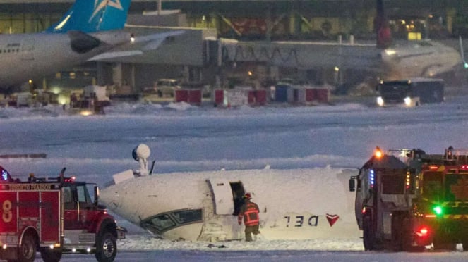 Pesawat Delta Terbalik Di Bandara Toronto