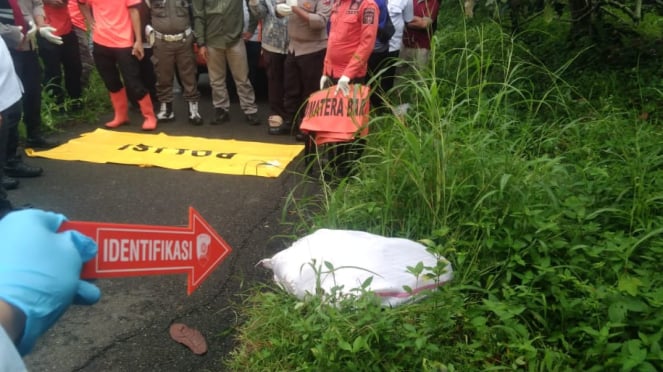 Olah TKP penemuan mayat perempuan terbungkus karung di Tanah Datar