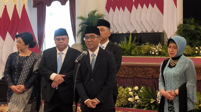 Menteri Pendidikan Tinggi, Sains, Dan Teknologi (Mendikti Saintek), Brian Yuliarto (Tengah) Di Istana Negara, Jakarta Pusat, Rabu, 19 Februari 2025