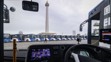 Bus Listrik Transjakarta di Monas.