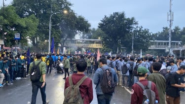 Acción de BEMC titulada 'Dark Indonesia' en la estatua del caballo de Yakarta.