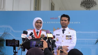 Gubernur Jawa Timur, Khofifah Indar Parawansa (kiri) di Kompleks Istana Kepresidenan, Jakarta Pusat, Kamis, 20 Februari 2025