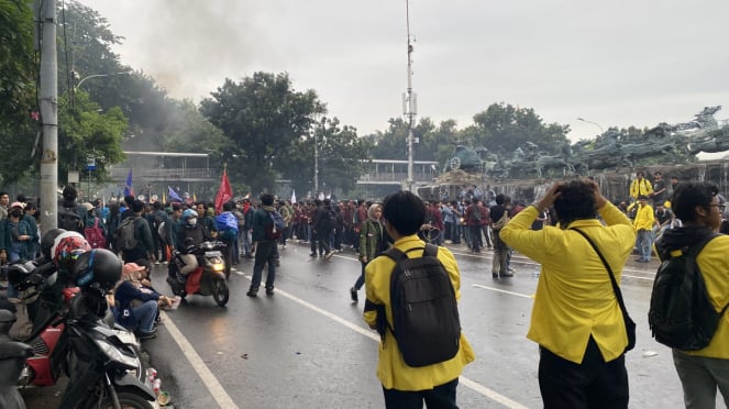 Pemindahan beton dilakukan secara bertahap menggunakan forklift, memindahkannya ke tepi jalan agar arus lalu lintas dapat kembali normal.