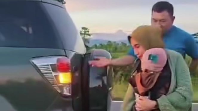 Viva Militer: Dandim Masohi Saat Bantu Ibu Pemotor