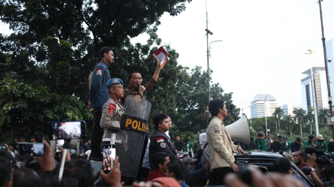 Mensesneg Prasetyo Hadi menemui massa aksi demonstrasi Indonesia Gelap di kawasan Patung Kuda, Jakarta Pusat (sumber: istimewa)