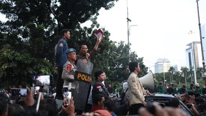 Momen Mensesneg Temui Massa Demo Indonesia Gelap, Janji Kaji 13 Tuntutan