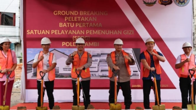 Kapolda Jambi, Irjen Pol Rusdi Hartono Melakukan Petakan Batu Pertama Pembangunan Dapur Sehat Bergizi 