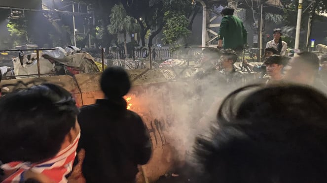 La tensión ocurre cuando un grupo de manifestantes dañó las espinas instaladas como una barrera para el sitio de acción. El incidente ocurrió cuando un orador expresaba sus deseos frente a miles de participantes en este movimiento.