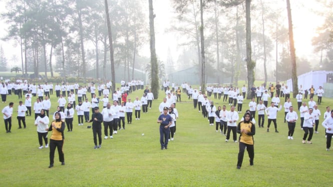 Peserta Retreat Magelang Semangat Ikuti Olahraga Pagi, Mendagri Tito Ikut Senam Pagi Bersama