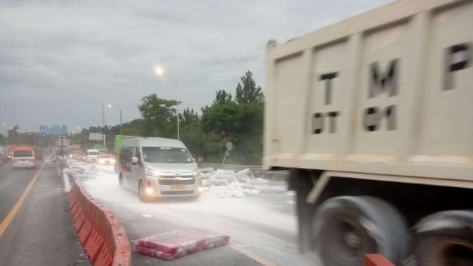 Kecelakaan Truk dan Minibus di Tol Cipularang, Muatan Tumpah Ruah