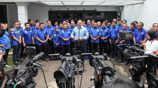 (dok. Ketua Umum Partai Demokrat, Agus Harimurti Yudhoyono (AHY), bersama seluruh jajaran pengurus Partai Demokrat se-Indonesia, dalam konferensi pers di kediaman AHY, kawasan Jakarta Selatan, Minggu, 23 Februari 2025)