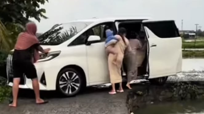 Toyota Alphard terjebak di jalan sempit