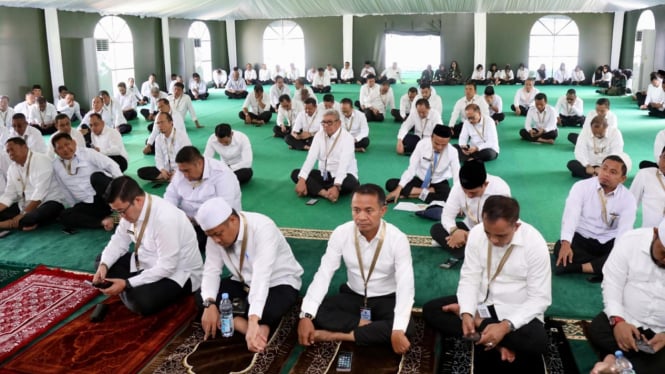 Mengawali Hari Ketiga Retret Pembekalan, Kepala Daerah Khidmat Jalani Ibadah