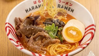 Seruput Mi Ramen Terpanjang 3,5 Meter! Kuahnya Ngaldu Banget Pakai Metode Jepang Dimasak 8 Jam