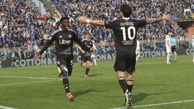 El jugador de COMO 1907 está celebrando goles