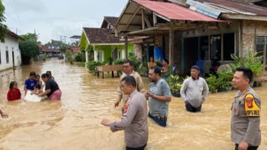 Kapolresta Jambi, Kombes Pol Boy Sutan Binanga Siregar dan Kapolsek Jelutung Pantau Banjir Setinggi Paha Orang Dewasa  