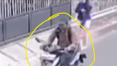 Insiden tersebut terekam kamera pengawas (CCTV) dan videonya beredar luas di media sosial