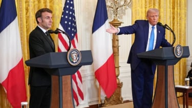  Emmanuel Macron dan Donald Trump