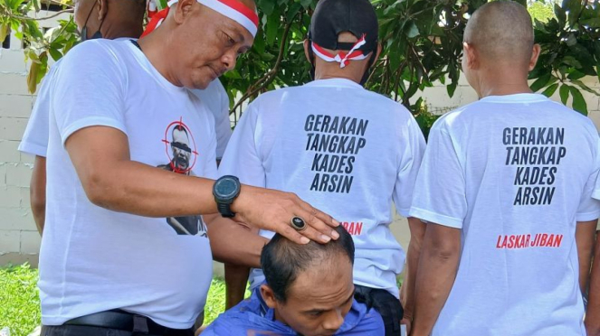 Aksi cukur rambut massal warga desa kohod