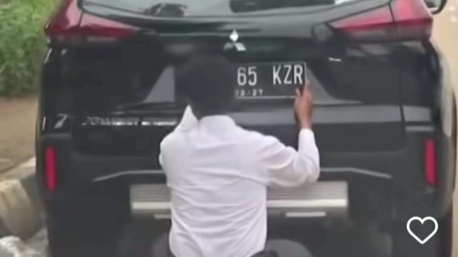 Terkejut! Pengemudi Xpander Cross Membongkar Pasang Plat Nomor, Ada Apa?