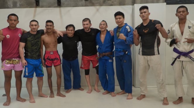 Presiden AMMAF Davron Juraev Foto Bersama Atlet Nasional di Warrior MMA