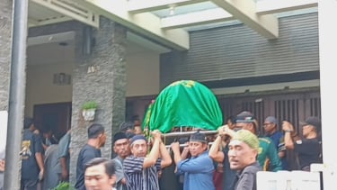 Jenazah Almarhum Bejo Sugiantoro dibawa ke Masjid untuk dishalatkan