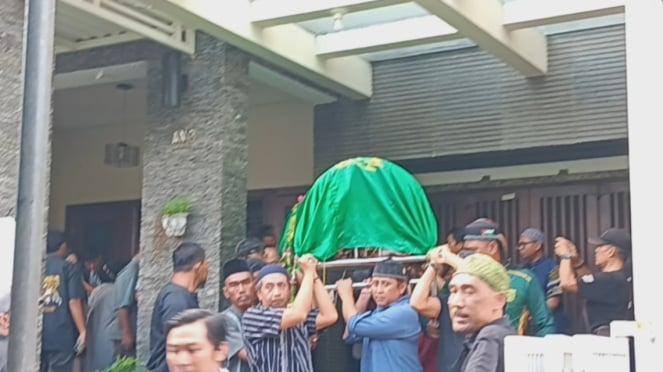 Jenazah almarhum bejo sugiantoro dibawa ke masjid unkulatkan