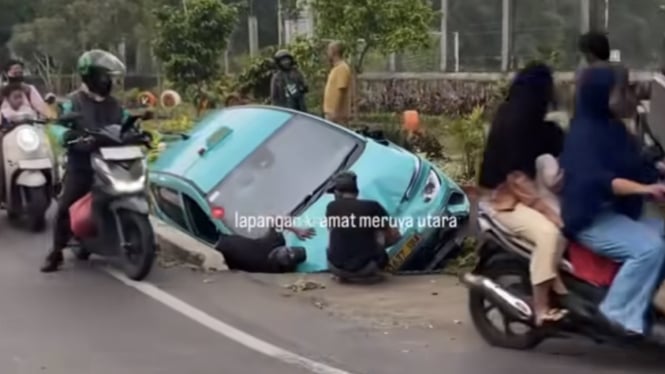 Detik-detik Taksi Listrik Tabrak Gerobak Nasi Goreng di Kembangan, Terperosok ke Parit