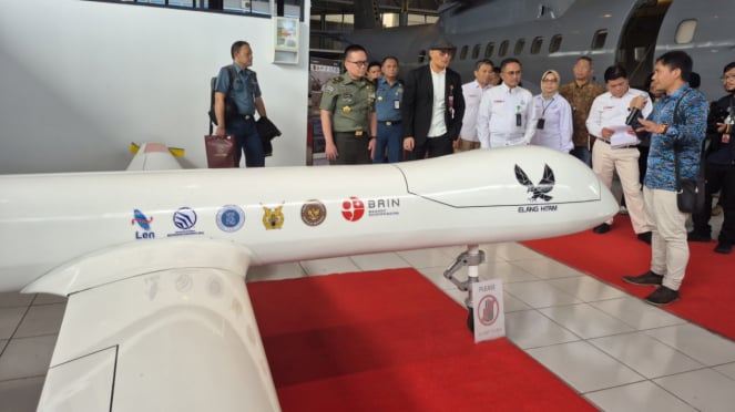 VIVA Militer: Stafsus Menhan RI, Deddy Corbuzier tinjau drone Elang Hitam