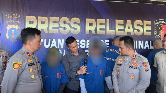 Kapolres Asahan AKBP Afdhal Junaidi, saat menginterogasi S dan W dalam konfrensi Pers di Polres Asahan.