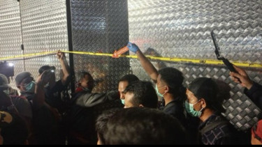 Lokasi pemilik rumah toko (ruko) berinisial JS (69) ditemukan tewas dicor semen di dalam tokonya yang tengah direnovasi di kawasan Pulogadung, Jakarta Timur. 