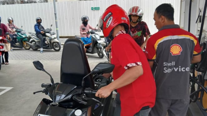 Para pengendara sepeda motor mengantre di SPBU Shell di Surabaya.