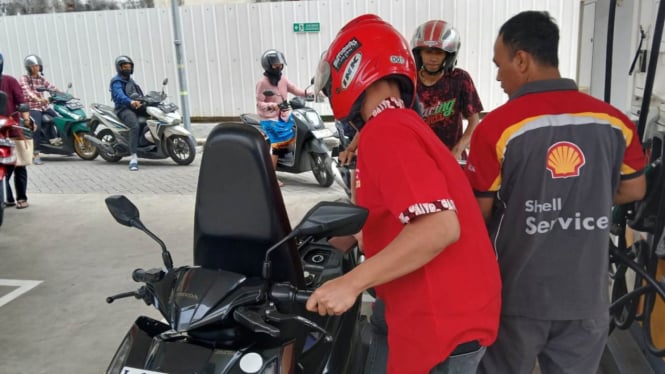 Potret Antrean Kendaraan di SPBU Shell di Surabaya usai Ramai Pertamax Oplosan