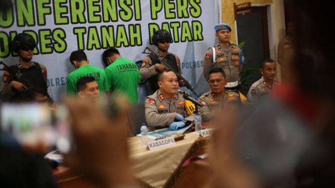 Konferensi Pers Kasus Temuan Mayat Dalam Karung di Polres Tanah Datar