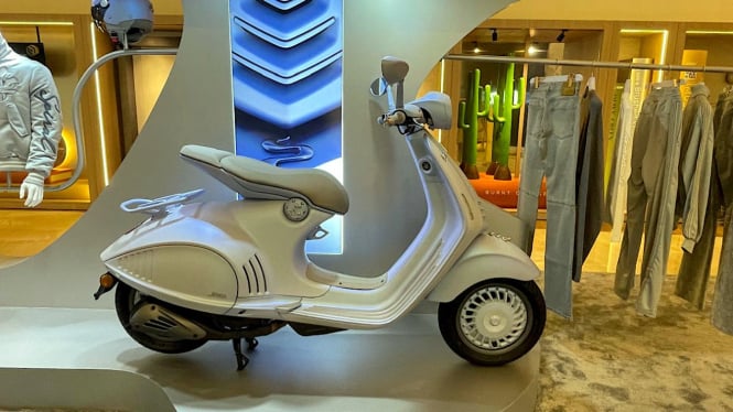 Vespa Putih Bermotif Ular Jadi Sorotan Pengunjung Mall Mewah SCBD