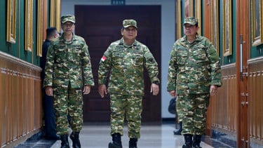 Presiden Prabowo Subianto bersama mantan Presiden Joko Widodo dan Susilo Bambang Yudhoyono.