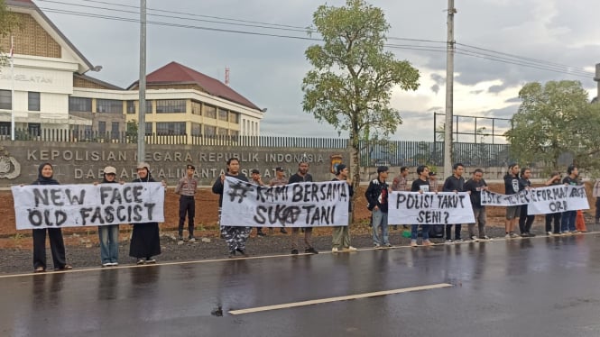 Massa Aksi Kamisan Putar Lagu Sukatani ‘Bayar Bayar Bayar’ di Mapolda Kalsel