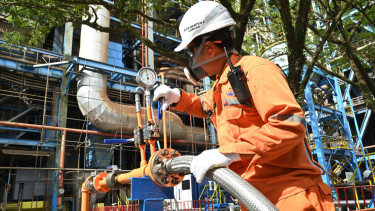 Proses pengecekan tekanan green ammonia saat dihubungkan ke PLTU Banten 2 Labuan untuk memastikan kesesuaiannya dengan kebutuhan sistem