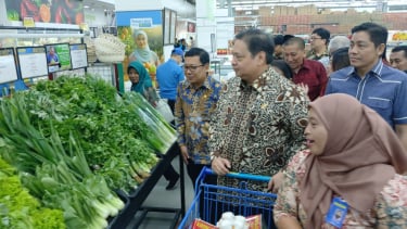 Menteri Koordinator Bidang Perekonomian, Airlangga Hartarto saat belanja sayur mayur di pasar swalayan dalam kegiatan Friday Mubarak