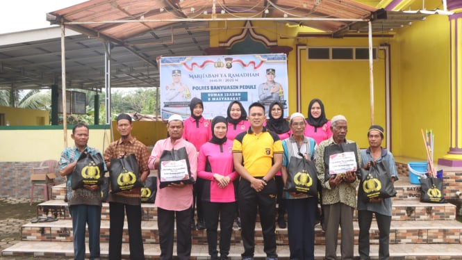 Aksi Bersih-bersih Masjid dan Pembagian Sembako Sambut Ramadan di Banyuasin