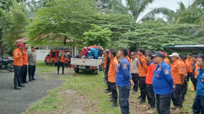 Tim gabungan saat apel proses pencarian dan evakuasi Kades Liang Pematang, Bahagia Tarigan.