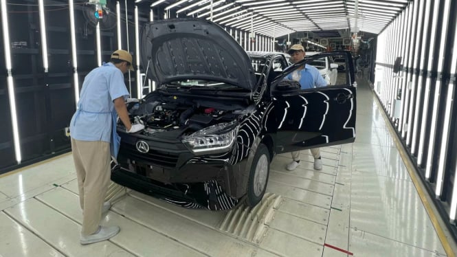 Proses pengecekan kendaraan di quality inspection di pabrik baru Daihatsu