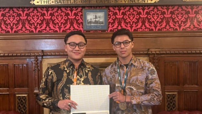 Denny JA Menerima Penghargaan Inovasi Budaya dan Sastra di London