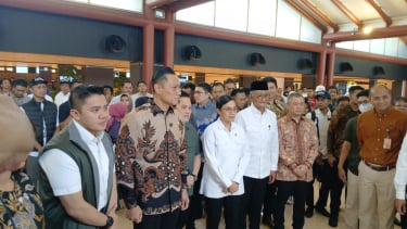 Menteri Keuangan Sri Mulyani (baju putih) dan jajaran kabinet di Bandara Soetta, Tangerang