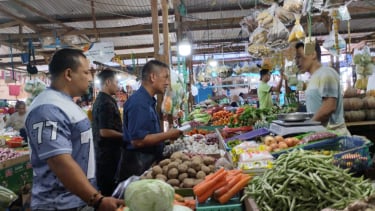 Satgas Pangan Polda Papua saat melakuka pengecekan Bapok di Pasar Hamadi Jayapura