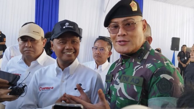 Direktur Utama Pt Pindad Sigit P Santosa Bersama Stafsus Menhan Deddy Corbuzier