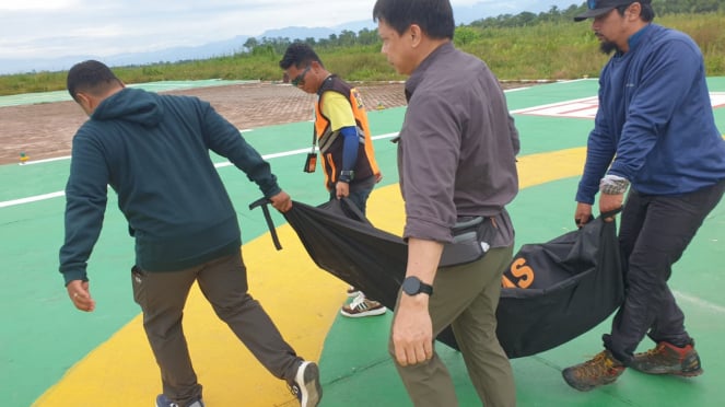 Los cuerpos de los montañeros indonesios cuando el cortainz se retira de la cima de Papua